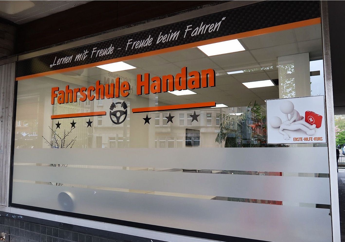 Schaufenster – Fahrschule Handan von außen – Fahrschule Handan Duisburg